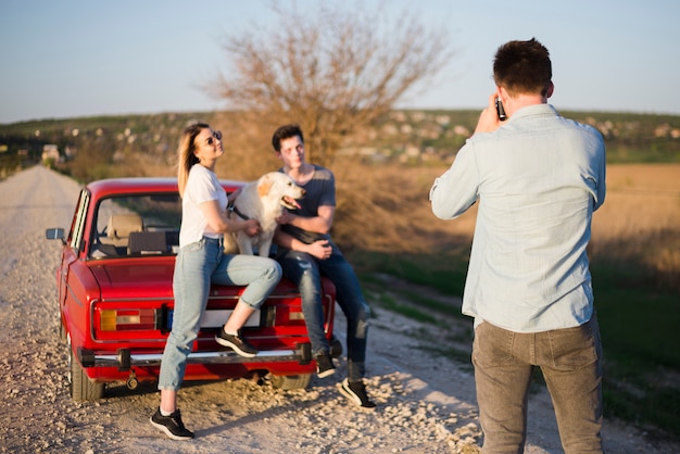 Concetto di viaggio su strada con un gruppo di amici