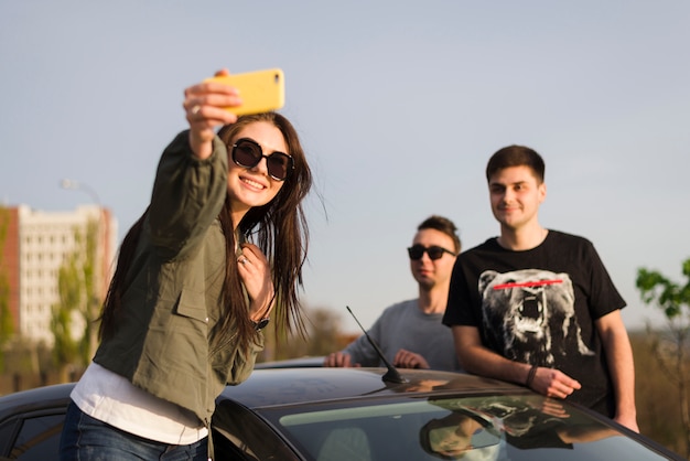 Concetto di viaggio su strada con un gruppo di amici