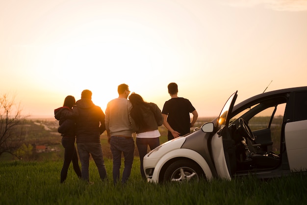 Concetto di viaggio su strada con un gruppo di amici