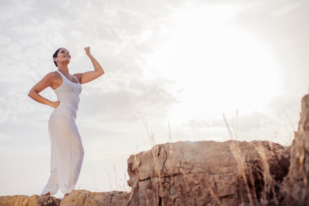 Concetto di yoga con la donna pacifica