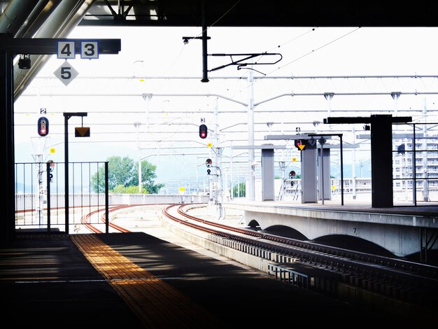 Concetto metropolitano della stazione della piattaforma della stazione di trasporto pubblico