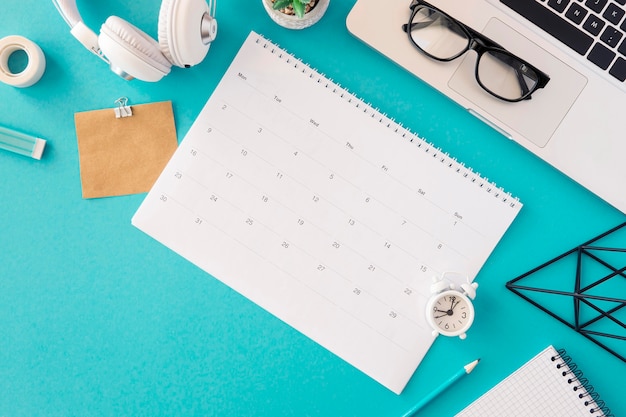 Concetto moderno del calendario di vista superiore