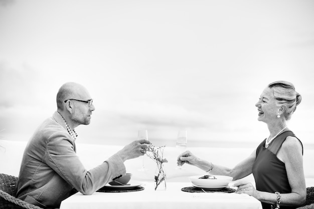 Concetto romantico del partito di celebrazione del pane tostato della data