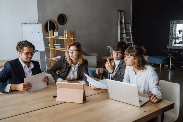 Concetto Startup di riunione di brainstorming di lavoro di squadra di diversità.