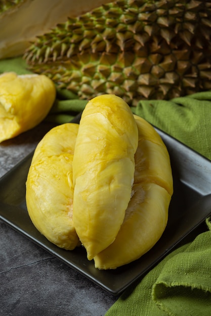 Concetto tailandese della frutta della frutta stagionale della carne gialla dorata del durian.