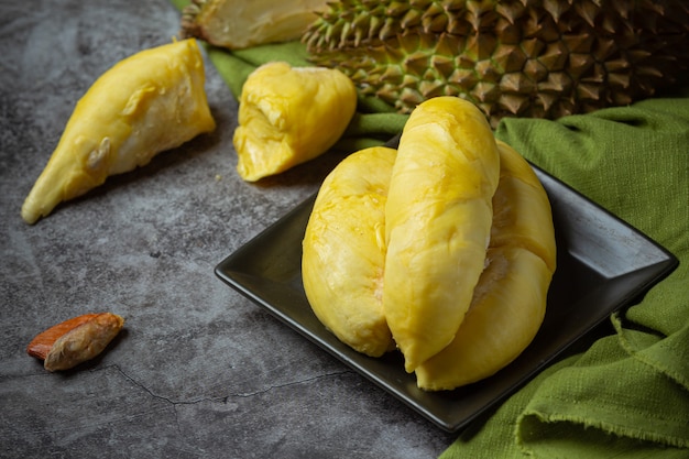 Concetto tailandese della frutta della frutta stagionale della carne gialla dorata del durian.