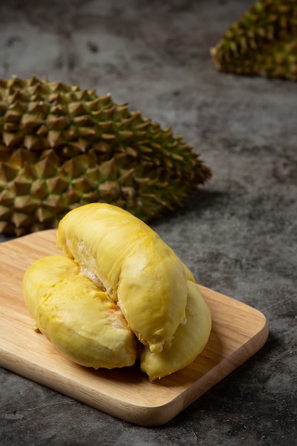 Concetto tailandese della frutta della frutta stagionale della carne gialla dorata del durian.