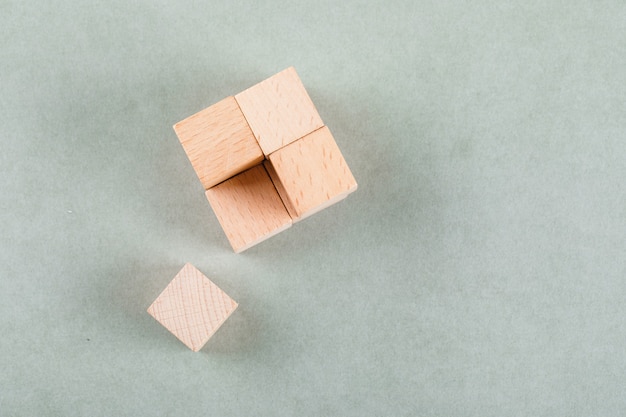 Concettuale di affari con cubo di legno con un blocco vicino.