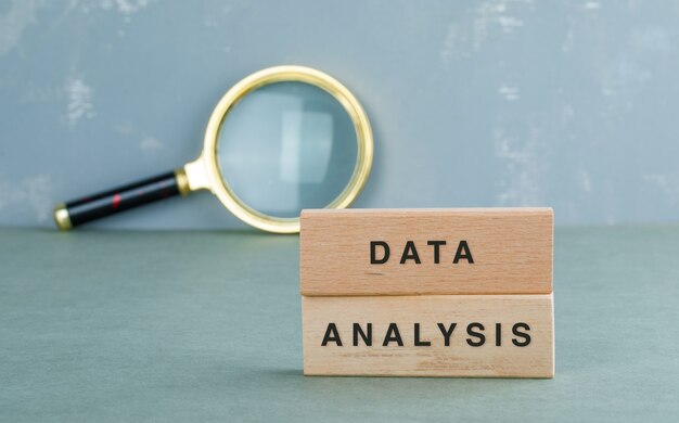 Concettuale di analisi dei dati con blocchi di legno, vista laterale lente di ingrandimento.