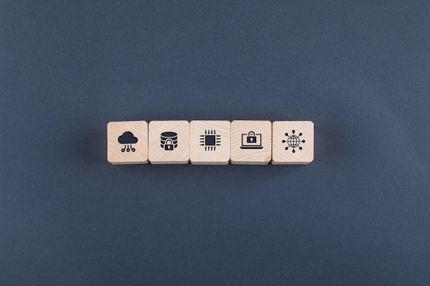 Concettuale di cloud server e business. con blocchi di legno con icone sulla tavola di colore scuro piatto laici.