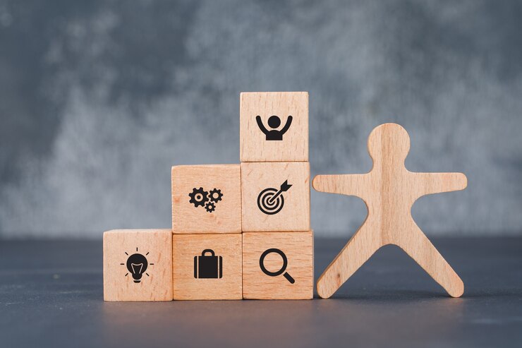Foto gratuito concettuale di successo e obiettivo. con umano in legno e blocchi.