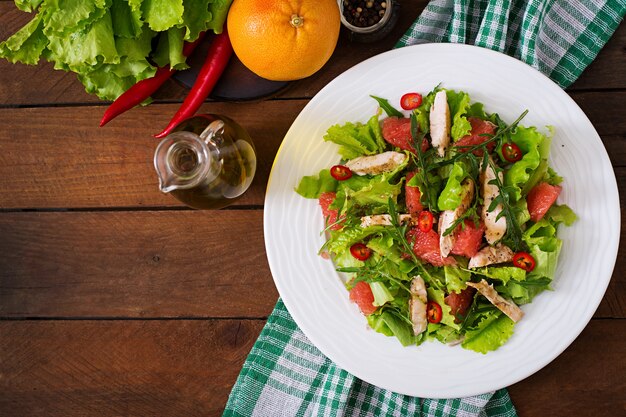 Condimento per insalata di pollo fresca, pompelmo, lattuga e senape di miele. Menu dietetico. Nutrizione appropriata. Vista dall'alto