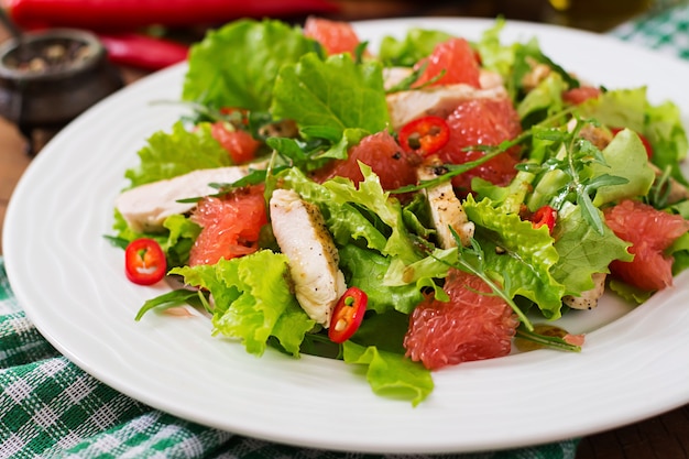 Condimento per insalata di pollo fresca, pompelmo, lattuga e senape di miele. Menu dietetico. Nutrizione appropriata.