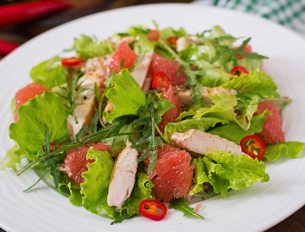 Condimento per insalata di pollo fresca, pompelmo, lattuga e senape di miele. Menu dietetico. Nutrizione appropriata.