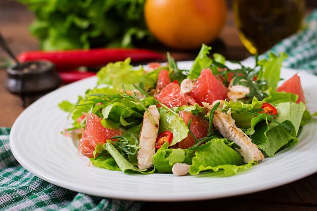 Condimento per insalata di pollo fresca, pompelmo, lattuga e senape di miele. Menu dietetico. Nutrizione appropriata.