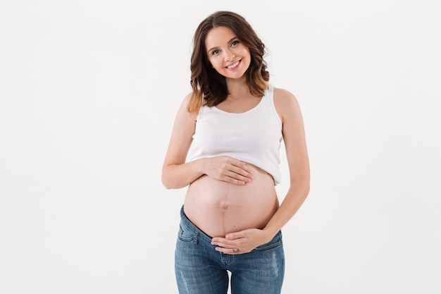 Condizione della donna incinta isolata sopra bianco