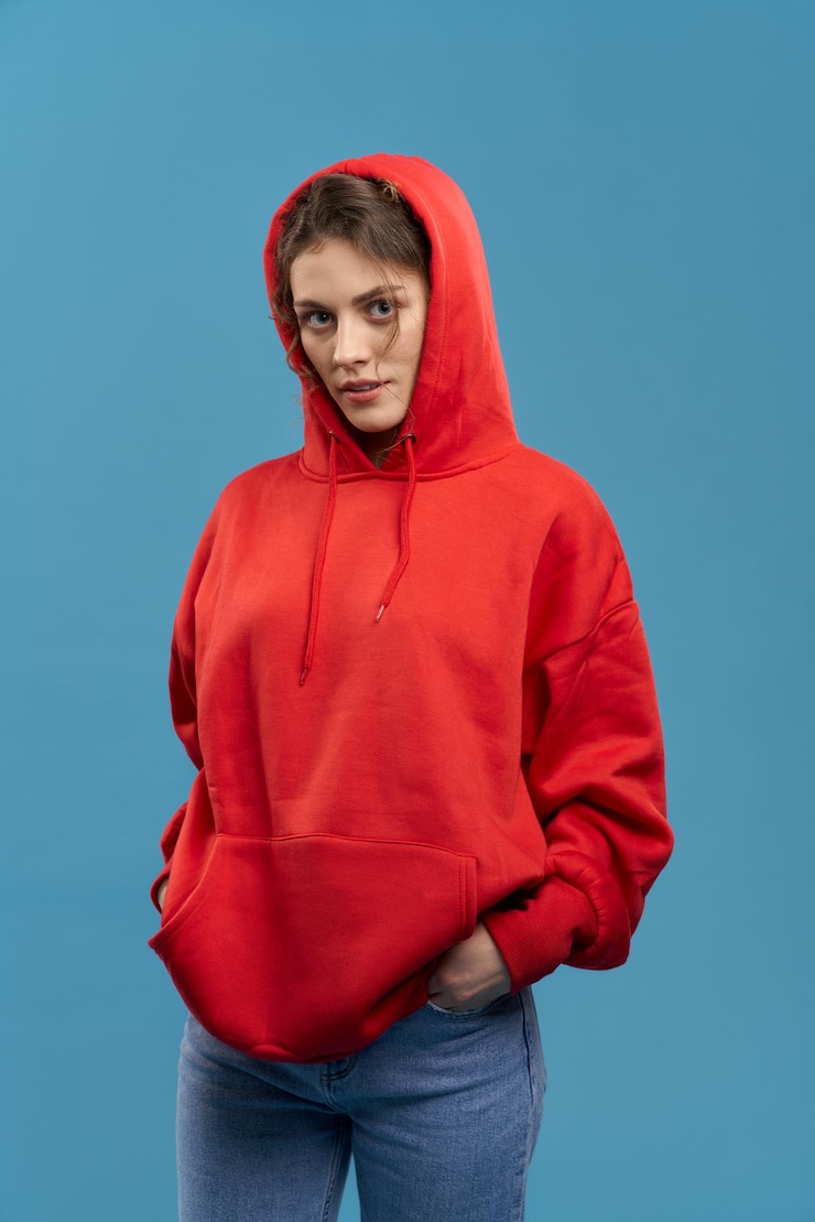 Foto gratuito condizione femminile abbastanza giovane con il cappuccio sulla testa