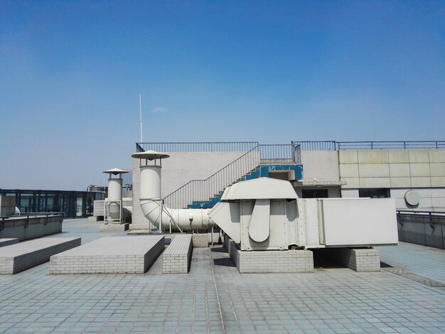 Condotto di ventilazione sul tetto dell&#39;edificio