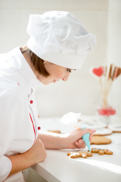 Confezione professionale femminile curva decorando un gingerman