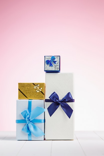 Confezione regalo avvolta in carta riciclata con fiocco in nastro