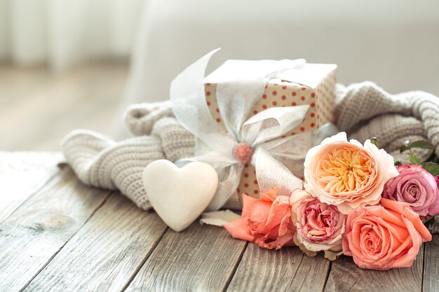 Confezione regalo e rose fresche per San Valentino o festa della donna. Concetto di vacanza.