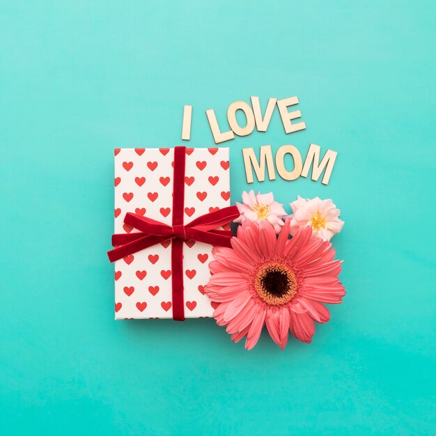 Confezione regalo, fiori e &quot;amo mamma&quot; scritta da vicino