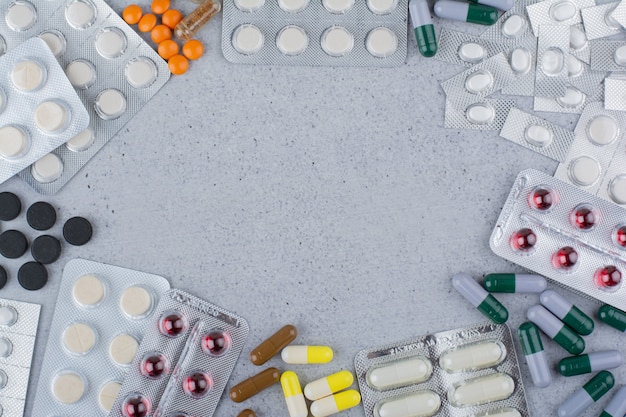 Confezioni assortite di farmaci sulla superficie in marmo.