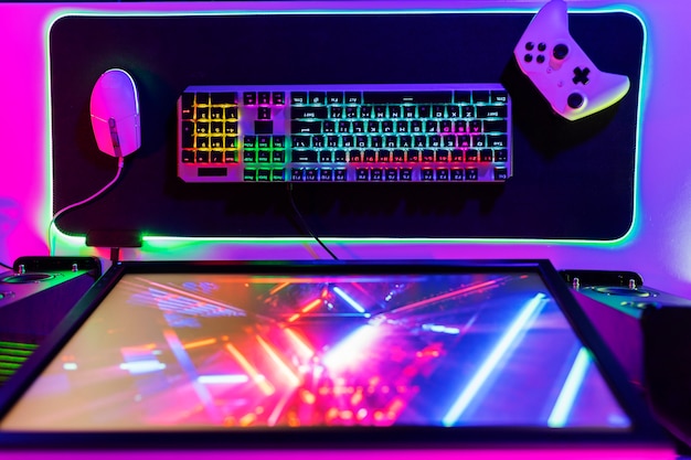 Configurazione di gioco vista dall'alto con tastiera RGB