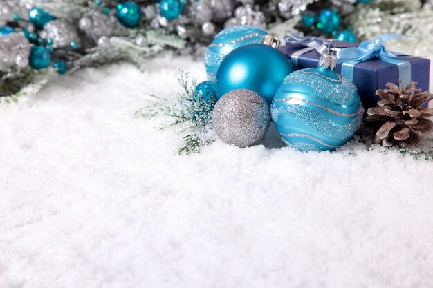 Confine di Natale con decorantions sulla neve