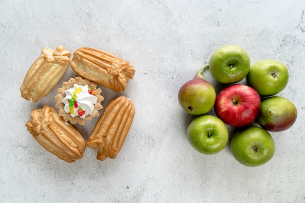 Confronto tra cibo sano e malsano su una superficie ruvida