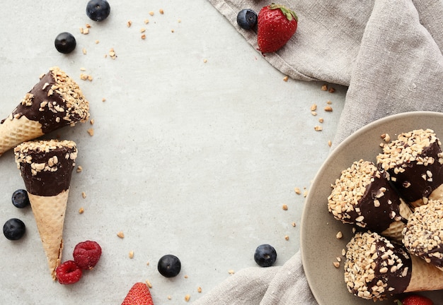 Coni gelato con mandorle, frutti di bosco e cioccolato