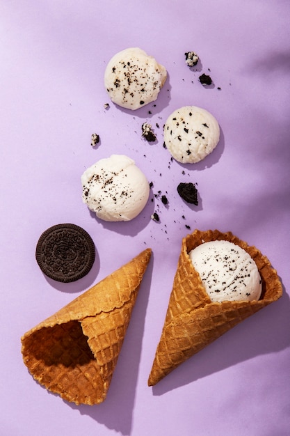 Coni gelato e briciole di biscotti