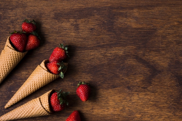 Coni gelato vista dall'alto con fragole