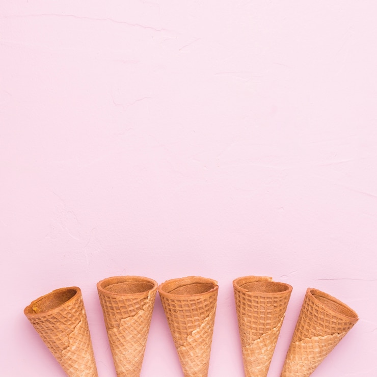 Foto gratuito coni gelato vuoti