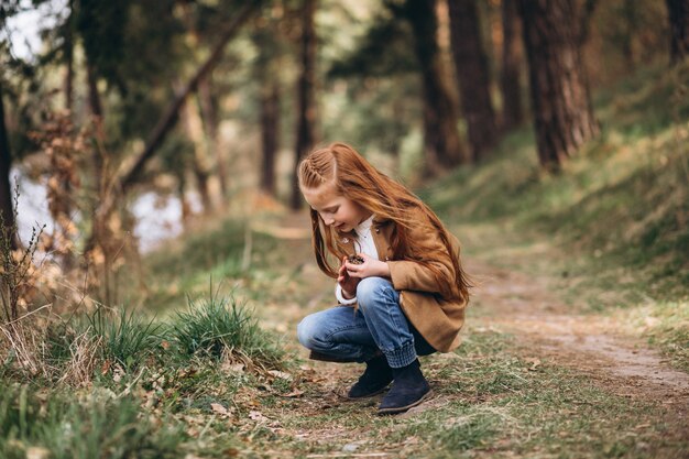 Coni svegli della riunione della bambina in foresta