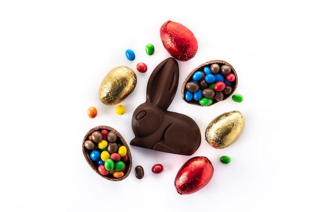 Coniglietto di cioccolato pasquale e uova colorate isolate su sfondo bianco
