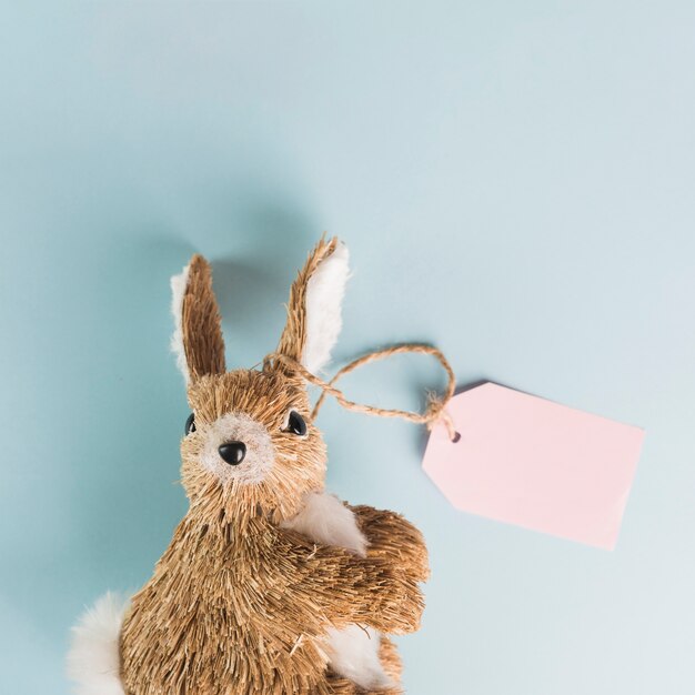 Coniglietto giocattolo con etichetta
