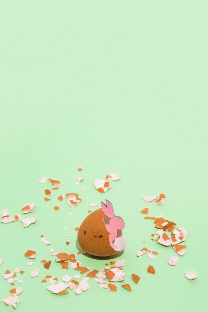 Coniglio di legno rosa in uovo rotto