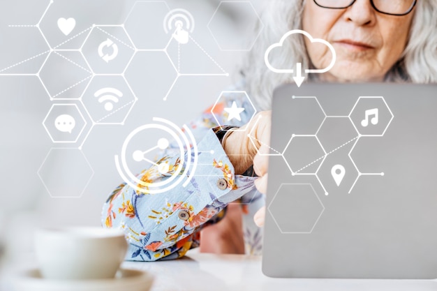 Connessione globale 5g con una donna anziana che lavora al remix della tecnologia intelligente del laptop