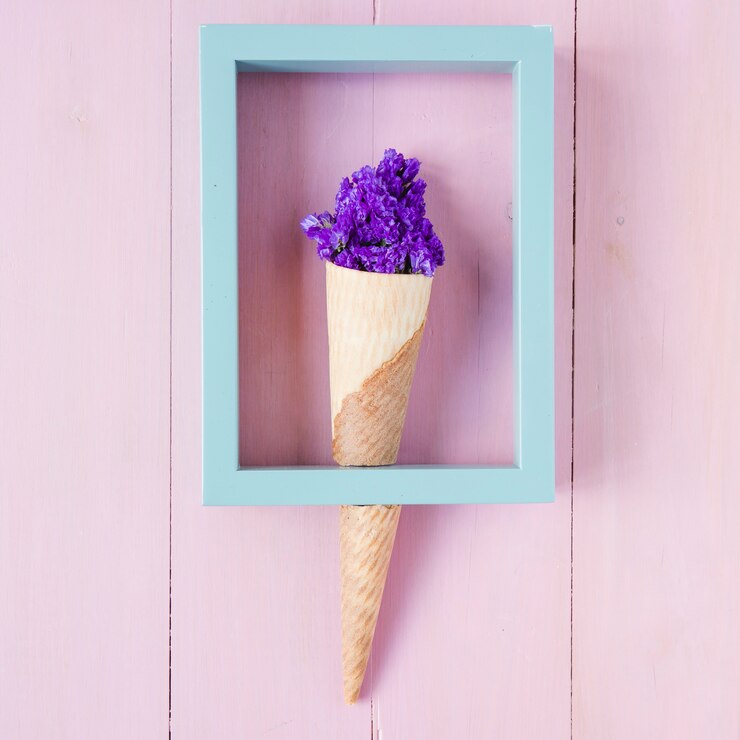 Foto gratuito cono con fiori in cornice