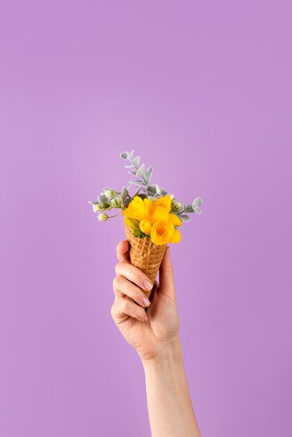 Cono gelato con fiori in mano