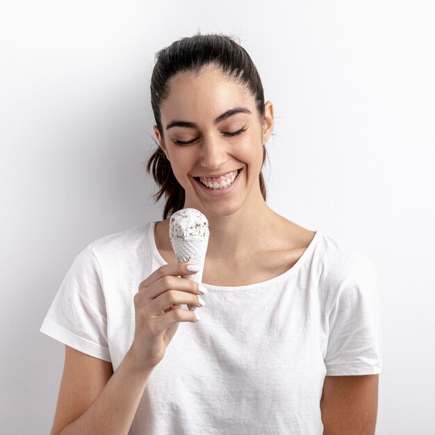 Cono gelato della tenuta della donna di smiley