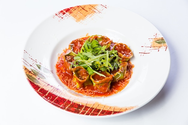 Consegna di cibo sano ristorante, insalata, secondo o primo piatto su superficie bianca