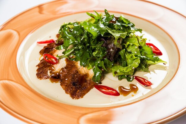 Consegna di cibo sano ristorante, insalata, secondo o primo piatto su superficie bianca