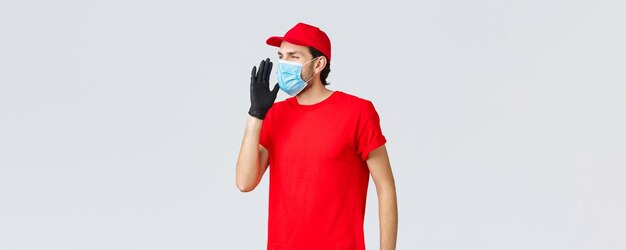 Consegna di generi alimentari e pacchi covid19 quarantena e concetto di shopping Uomo di consegna occupato in uniforme che chiama un collega aiuta a trasportare grandi pacchi casa del cliente indossare maschera e guanti