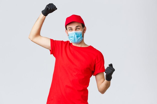 Consegna di generi alimentari e pacchi quarantena covid e concetto di shopping allegro corriere rosso uniforme g...