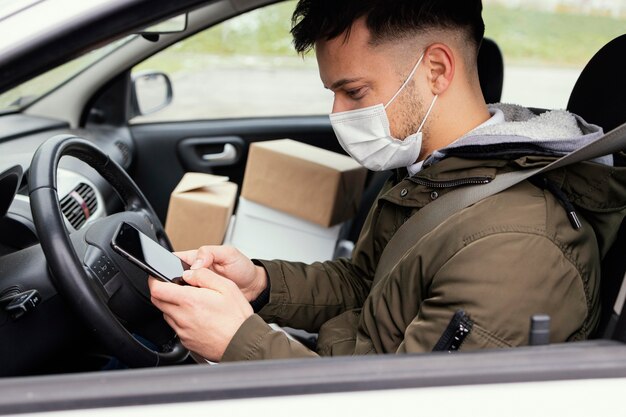 Consegna maschio con maschera e pacchi