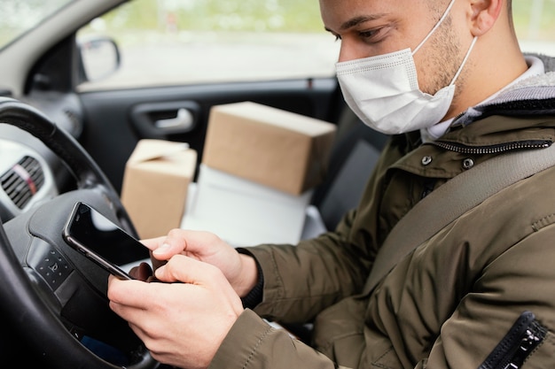 Consegna maschio con maschera e pacchi