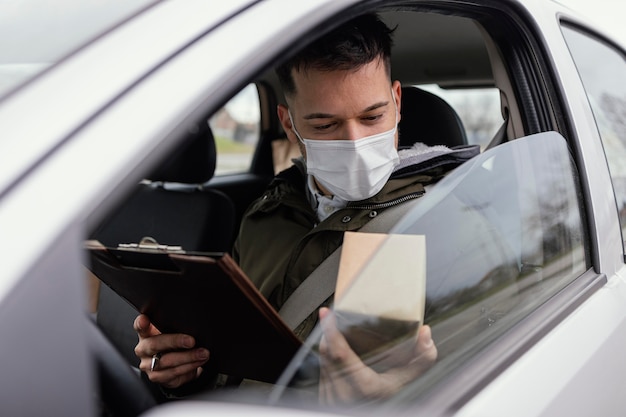 Consegna maschio con maschera e pacchi