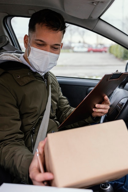 Consegna maschio con maschera e pacchi